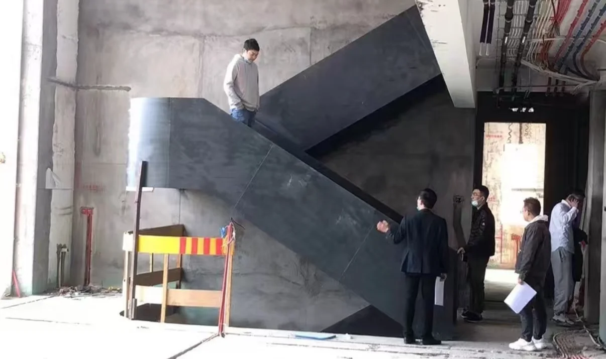 Bespoke steel staircase structural assembly and coordination on site