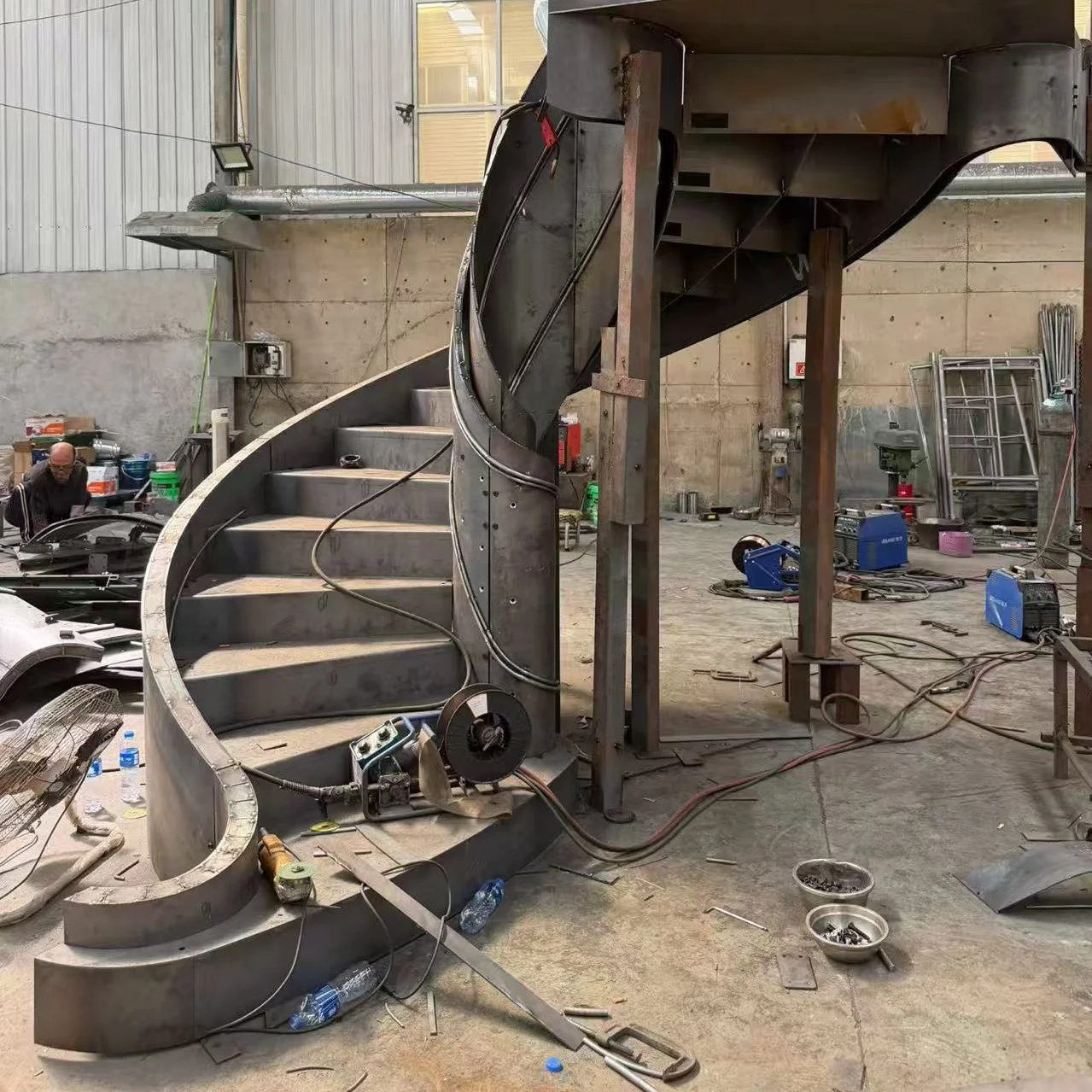 Welding and structural assembly of a custom helical steel staircase